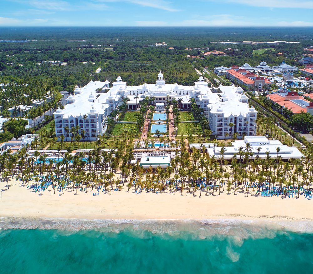 Partez à la découverte du Riu Palace Punta Cana et prélassez-vous au bord des piscines, un cocktail bien frais à la main, ou piquez une tête dans l’eau.