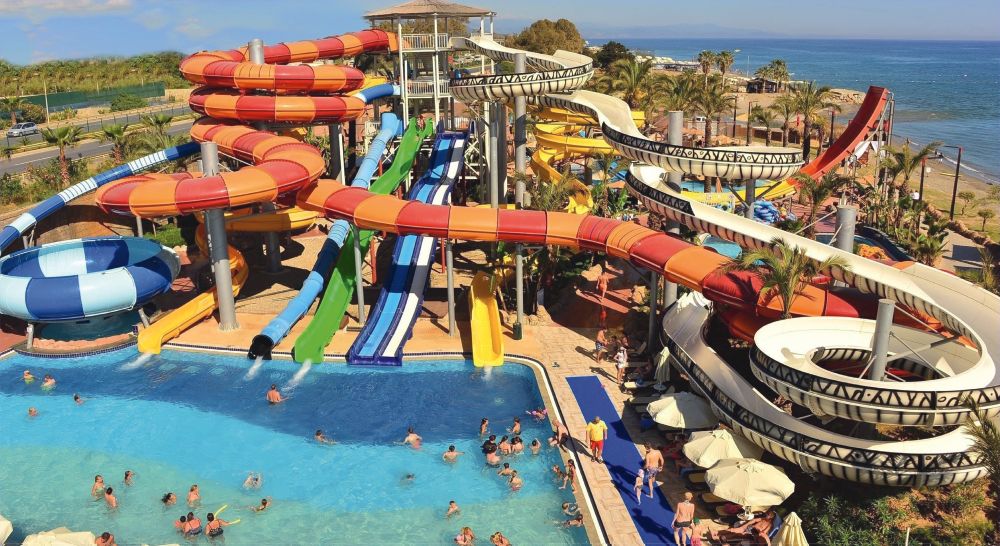 Cet hôtel ,idéal pour les familles, vous propose un grand parc aquatique de 10 toboggans ainsi qu'un programme d’animations varié.