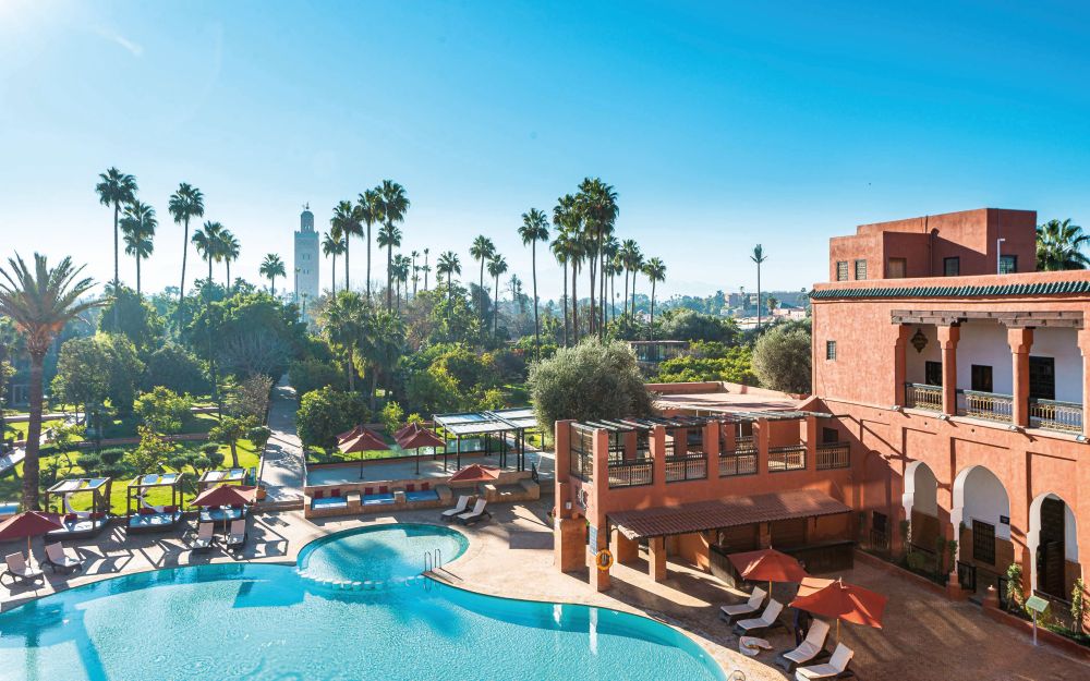 Quoi de mieux qu'un voyage à destination de Marrakech pour visiter mais aussi pour profiter d'un cocktail au bord de la piscine.
